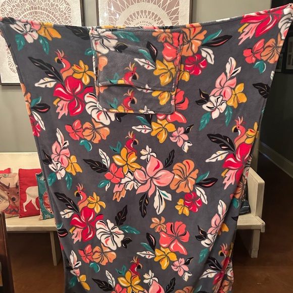 3 Vera Bradley Throws for the price of 1 - Picture 6 of 8